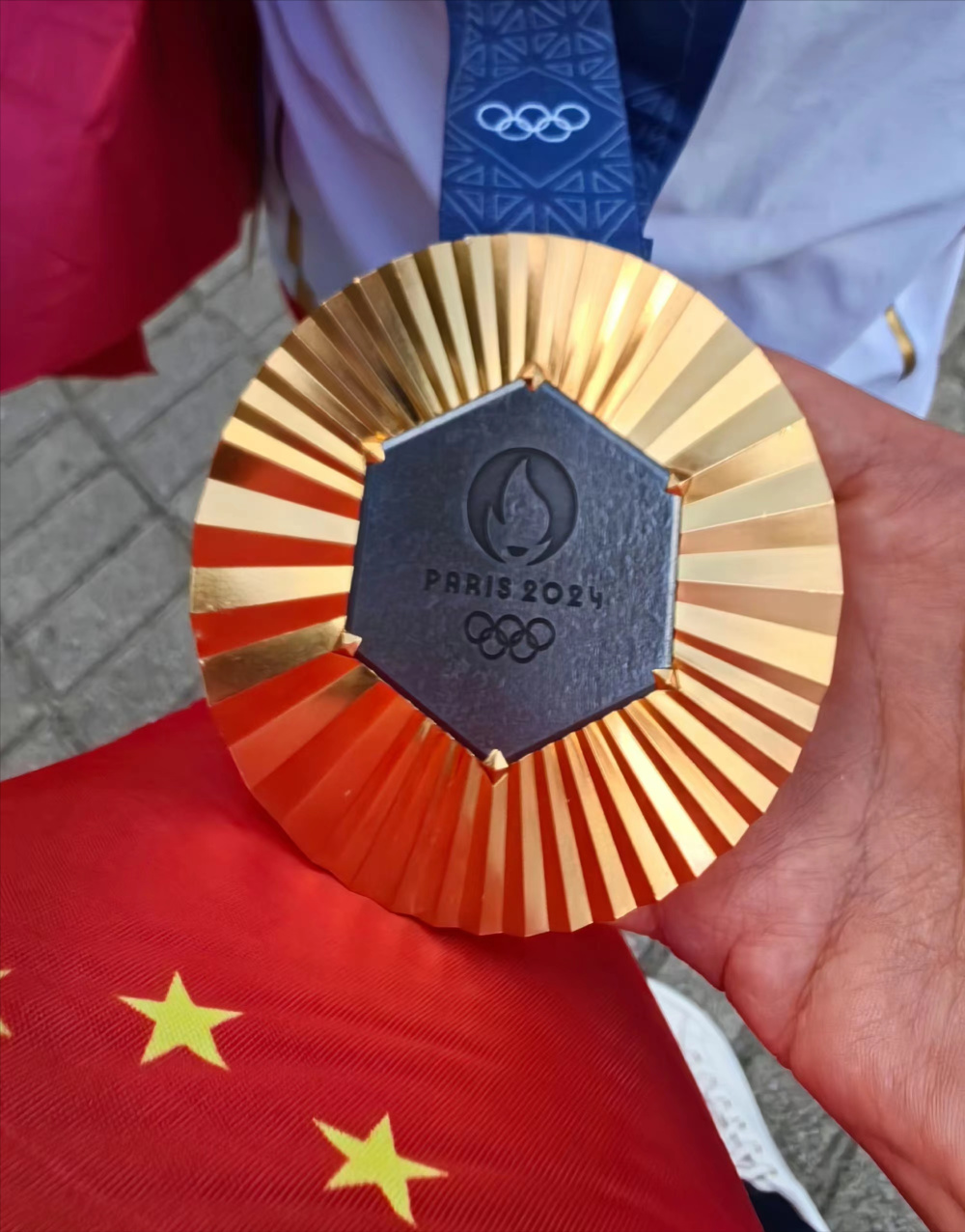 晒金牌发现划痕,08奥运金镶玉仍完好无损