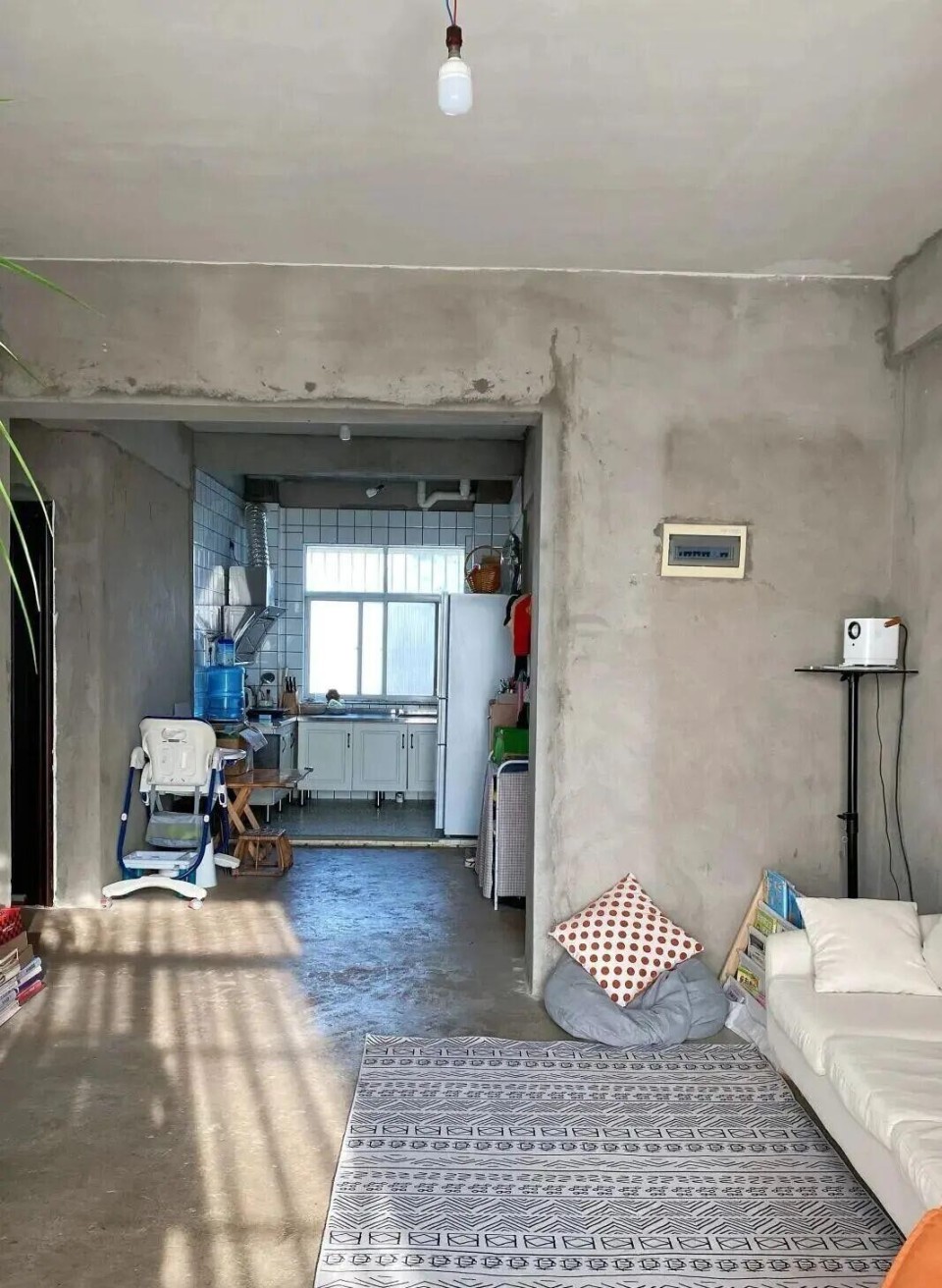 云南一家三口，直接住进毛坯房意外爆火：全屋1万也不寒酸，太务实了_腾讯新闻