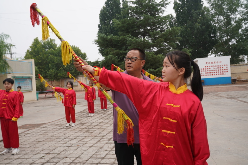 河北沙河:传承传统文化,非遗"花棍舞"进校园