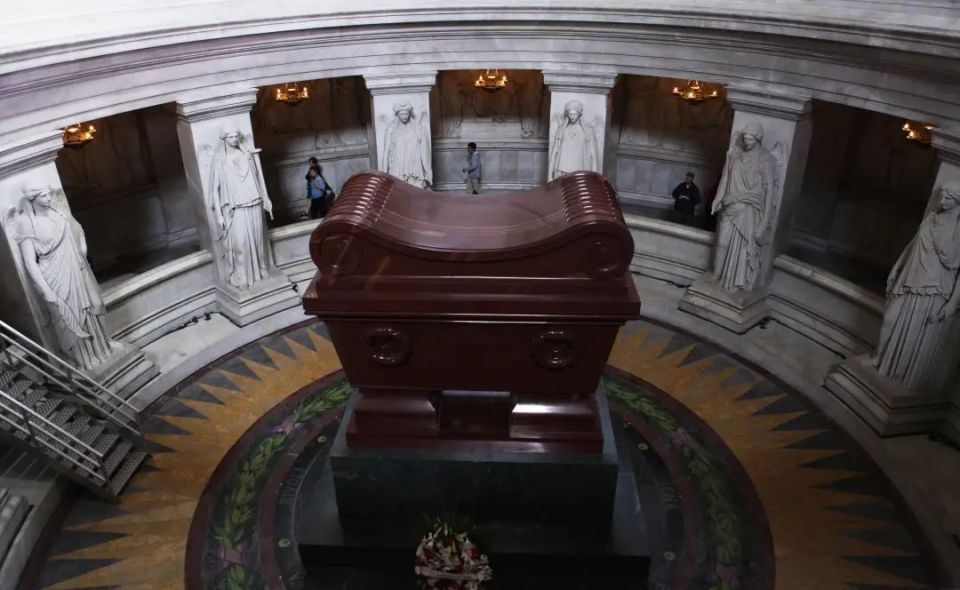 为拿破仑修造了无比奢华而辉煌的拿破仑墓,在他的遗体包了七层棺椁,用