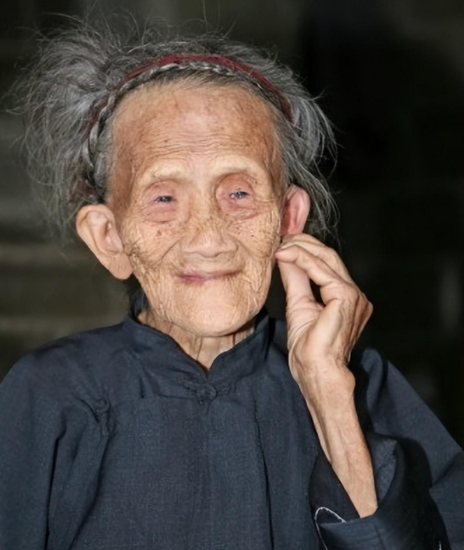 廣西128歲老人羅美珍,一生橫跨3個世紀61歲才生子,卻