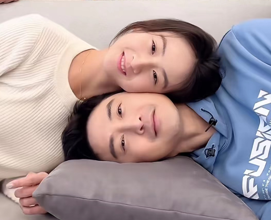 田亮与老婆儿女脸贴脸玩叠叠乐,森碟亮仔颜值高,一家四口长超像_腾讯