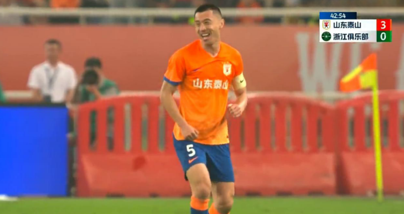 随着年龄的增长,郑铮的位置逐渐从左后卫改打中卫,不变的是稳健的比赛