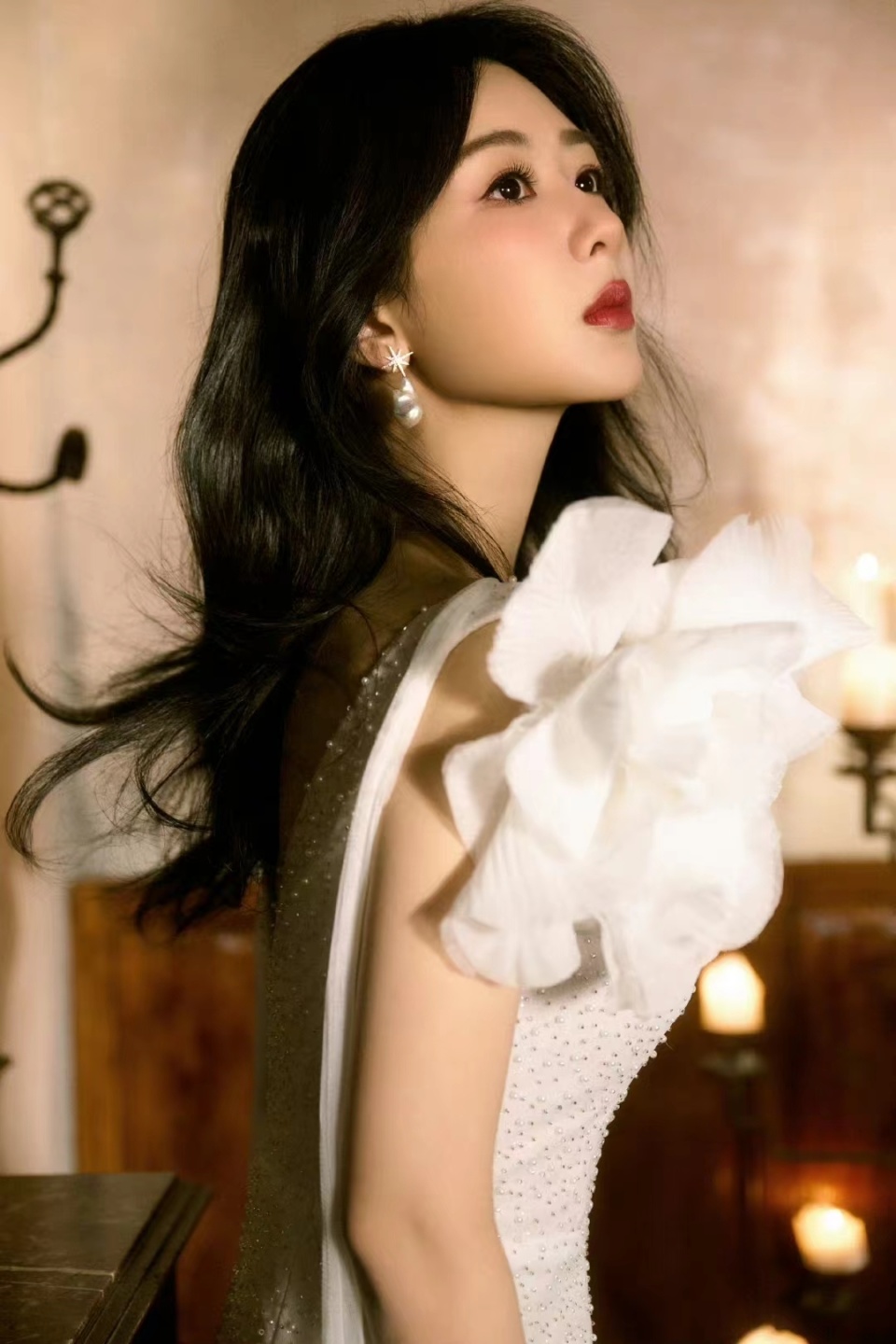 杨紫疑似拍戏受伤,对接透露腰部稍感不适,检查并无大碍_腾讯新闻