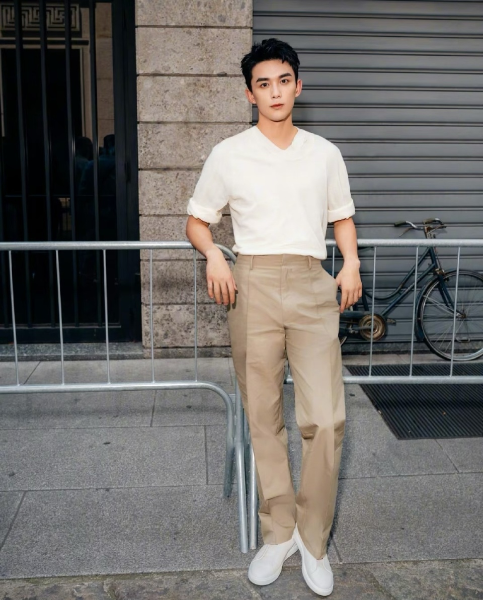 曝吴磊借自行车骑行拒合影,当事人连续发文控诉:真把自己当腕呢_腾讯