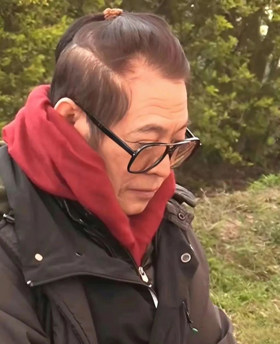 李连杰近照曝光,扎小辫,满脸黑色老年斑,老得差点认不出来_腾讯新闻