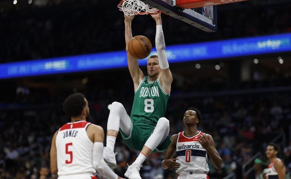 其次是定位,前边说了,在这支球队里面,波尔津吉斯的角色更像是3d,马祖