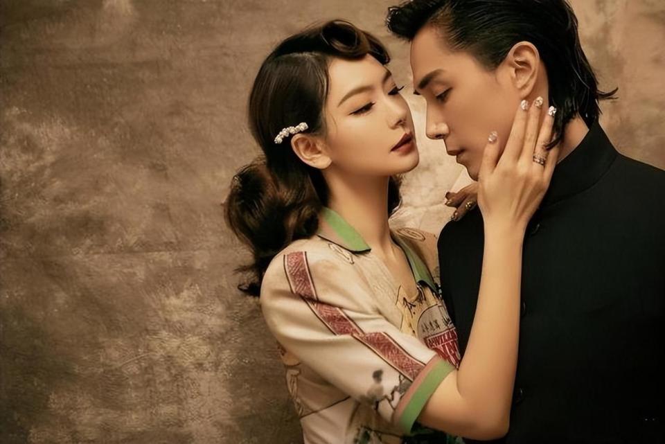 李承铉"爱妻日"携儿女表白戚薇,二胎儿子首出镜,小胖手超可爱