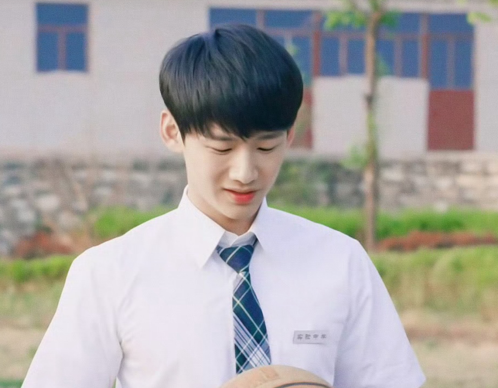 白敬亭何泓姗新剧同框!让人梦回《匆匆那年》,观众直呼爷青回!