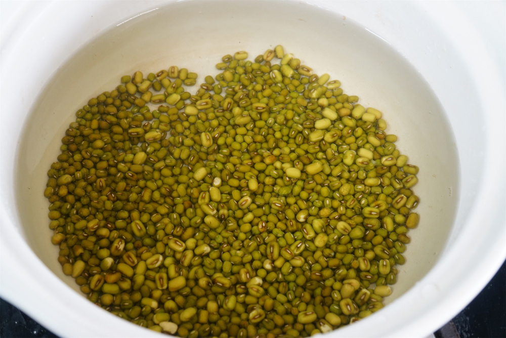 所需食材:绿豆,两根排骨,莲子,生姜,盐绿豆莲子排骨汤排骨就是广