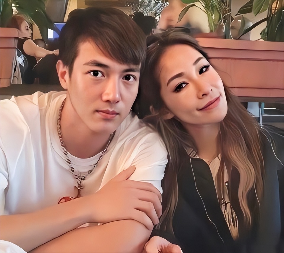 萧亚轩前男友黄皓官宣当爸爸,一只小狗,牵起了他和女邻居的爱情