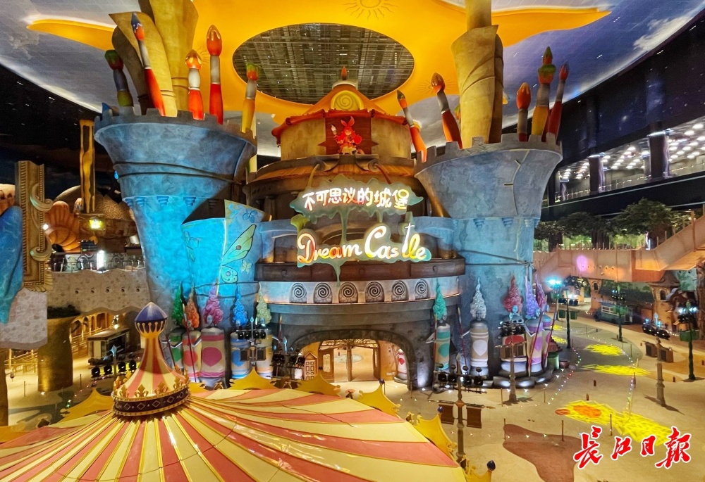 武汉新地标武商梦时代在巨型空间里欢聚