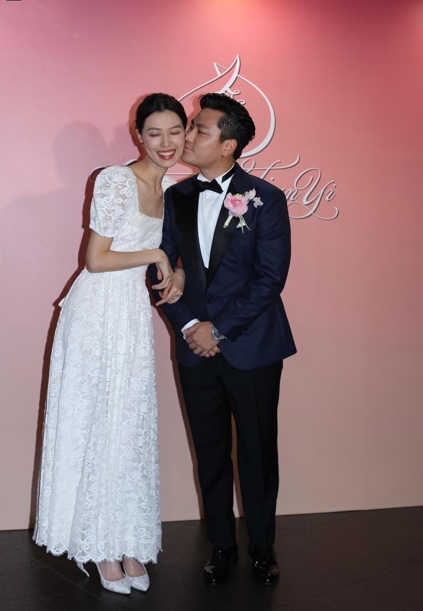 张艾嘉独子大婚群星璀璨刘嘉玲贵气何超琼秀美腿陈柏霖仍如少年