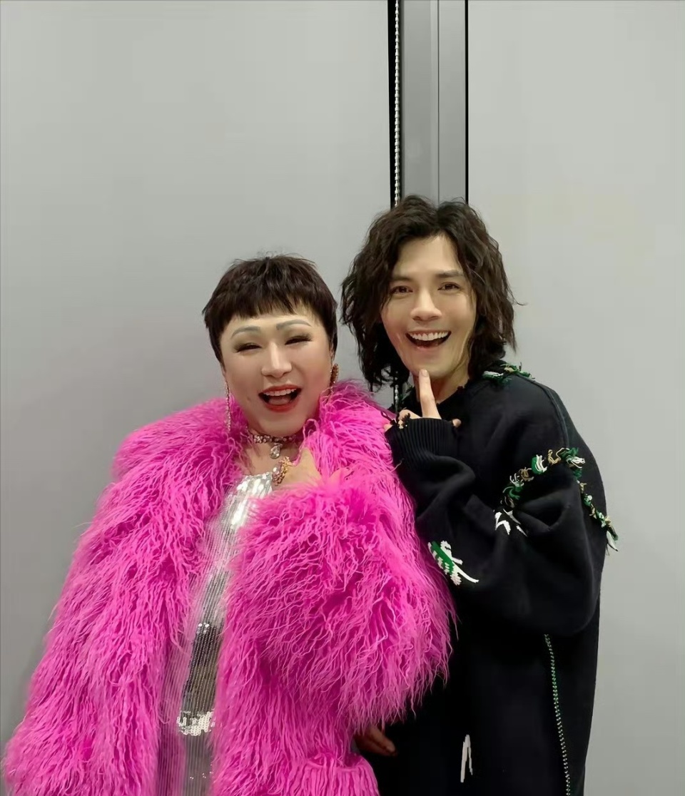 万圣节向太cos者一夜爆火向佐邀请他直播向太怒嘲太low了