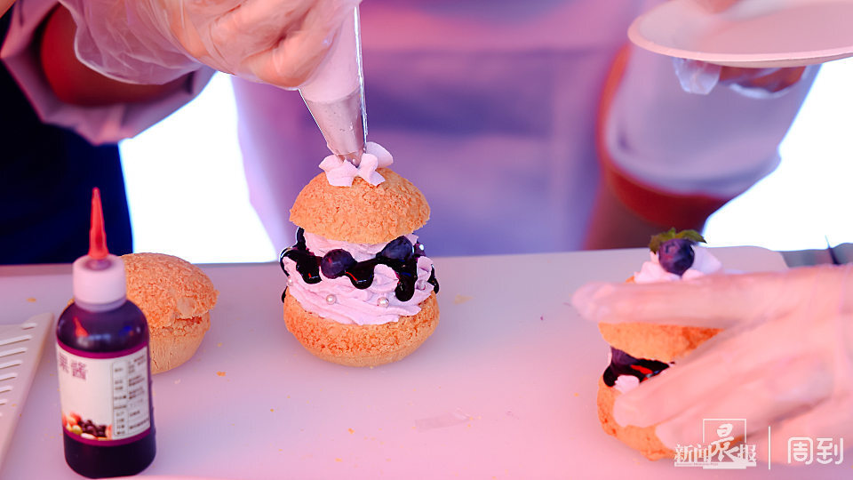 每组选手合作完成一份泡芙装饰成品与一杯四季饮品,以展现其烹饪技能