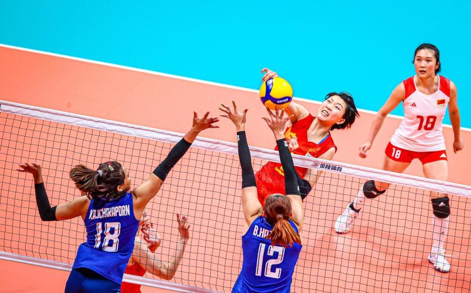 值得一提的是,李盈莹和袁心玥拦网大爆发,一个拿到3拦,一个拿到4拦.