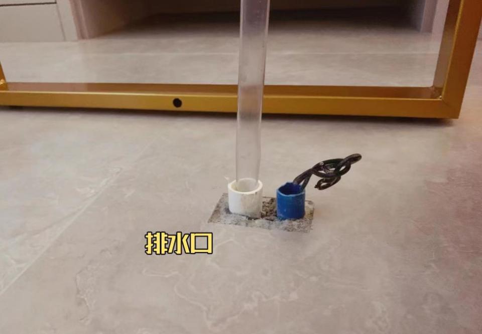 比如凸出的排水口比较难清理,而且茶盘的水会夹杂着茶叶一起排走,可能