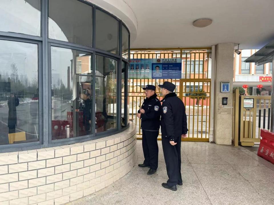 要尽快清除"开学第一天,当嘉鱼县公安局内保大队的民警来到县实验小学