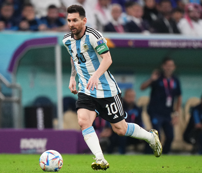 梅西的盘带能力是足坛顶尖水准,无论是面对怎样的对手,梅西总能上演"