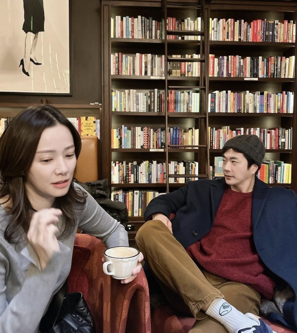 权相佑孙泰英书吧里的甜蜜时刻夫妻俩人相互对视网友直呼太甜蜜了吧