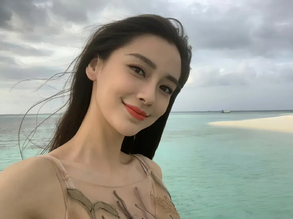 表演团让杨颖配合去拍个照片,他不仅不愿意还反倒嫌弃起人家,全程脸黑