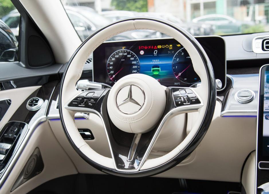 内饰部分,迈巴赫s级内饰用料方面很讲究,多处都是nappa材料,还有多种