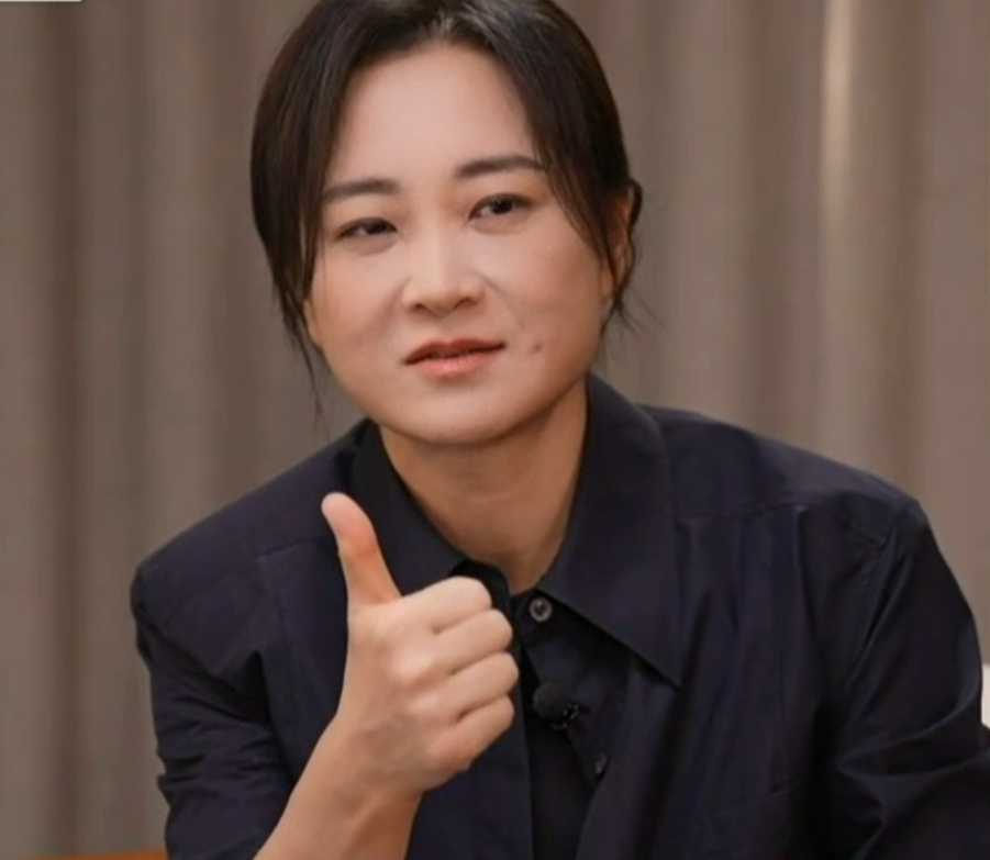 贾玲公开露面来了!比电影里还要消瘦,谈到减肥过程一度哽咽_腾讯新闻