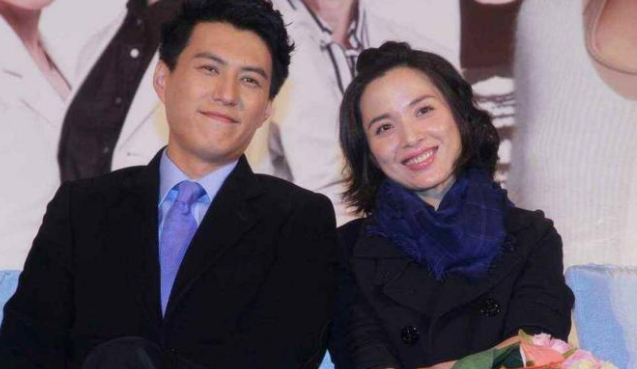 靳东一生中爱过的三个女人,怎料兜兜转转,最后还是娶了二婚的她插图1