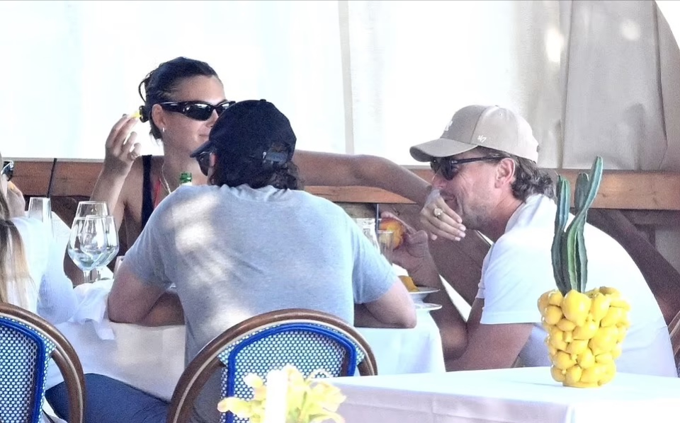 49岁莱昂纳多与26岁超模女友浪漫度假,穿军绿色泳衣秀恩爱