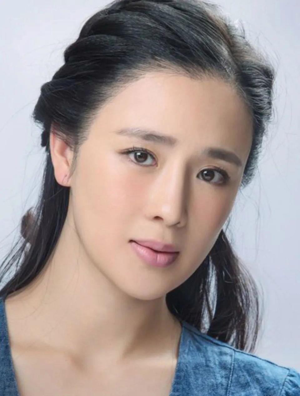 《狗剩快跑》周显欣:撞脸巩俐, 弃医从艺,与制片人闪婚,怀孕也一波三