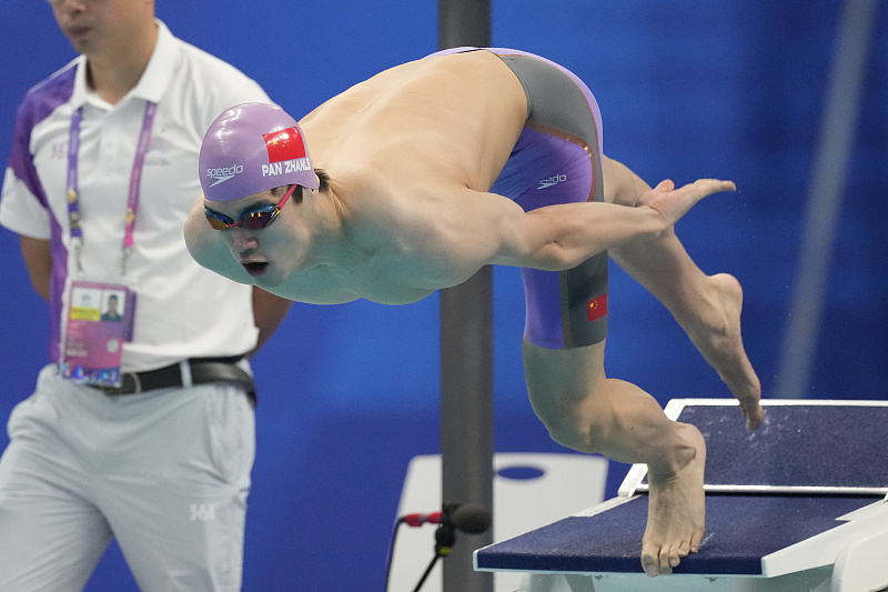 潘展乐从去年开始成绩飞速提升,他在杭州亚运会上游出46秒97的出色