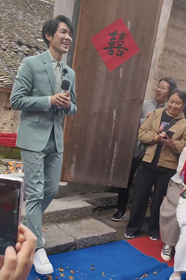 脚穿小白鞋配黑色袜子,不知道是不是衣服颜色的原因,显得钟汉良的皮肤