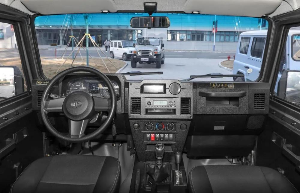 这款狙击手版的212与北汽勇士采用同一平台打造,所以内饰已经不会让