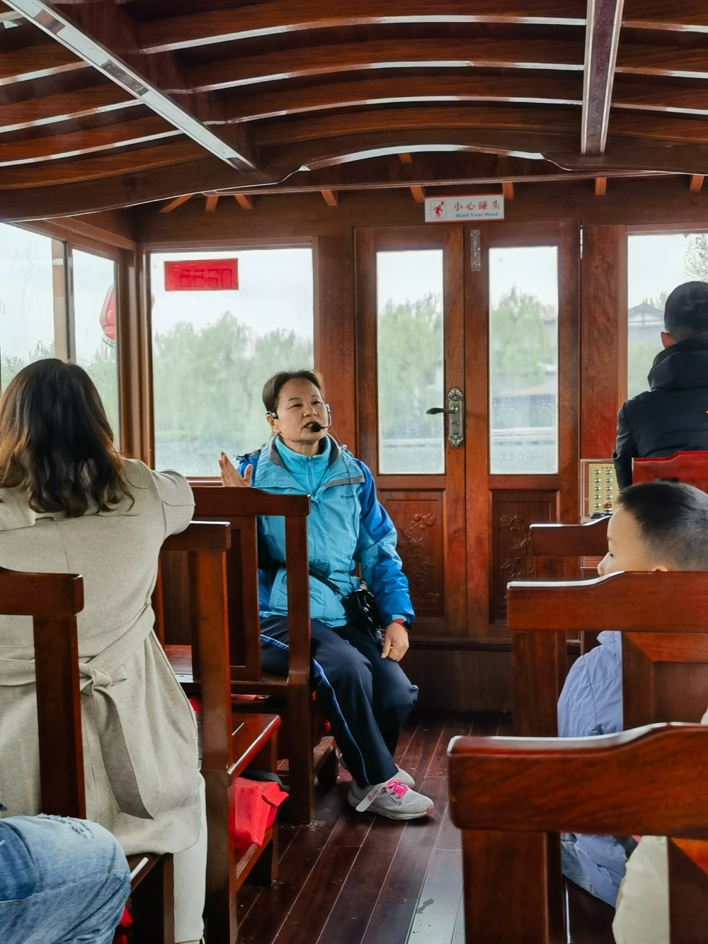 讲解一线的大明湖景区导游张爱文,向山东商报·速豹新闻网记者讲述了