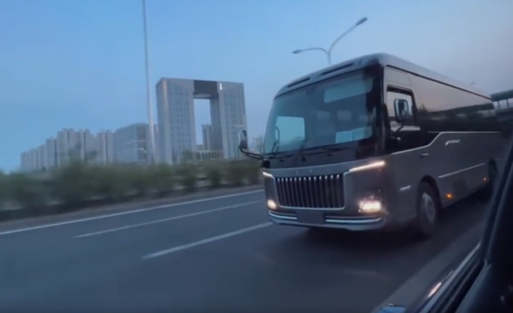 参考当年的红旗l6中巴车展示版本,预计内饰用料会相当豪华,软包材质