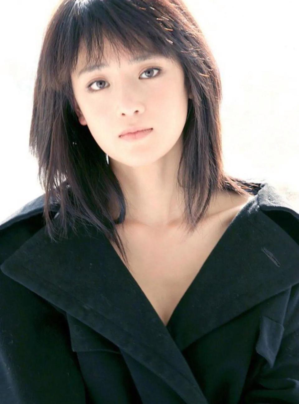 《狗剩快跑》周显欣:撞脸巩俐, 弃医从艺,与制片人闪婚,怀孕也一波三