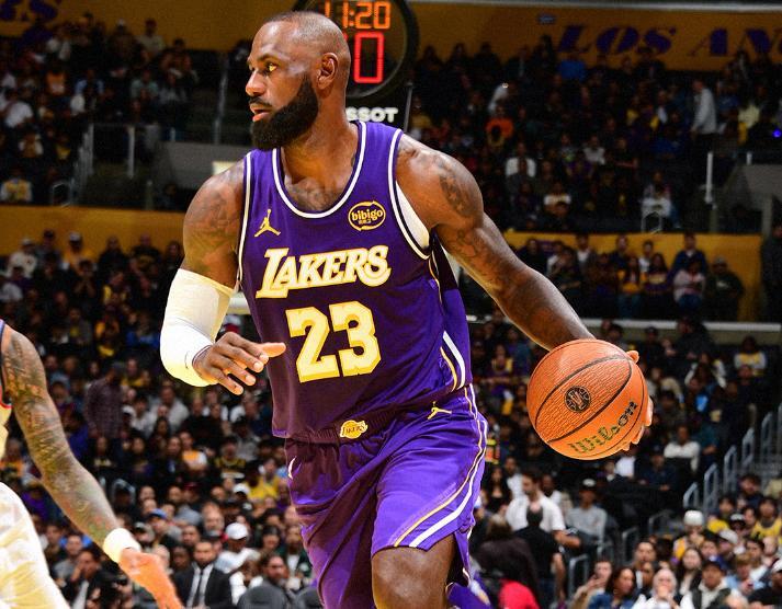 東契奇43+9+13完勝哈登，小卡14中6不敵四旬詹皇，湖人4連斬快船 - 