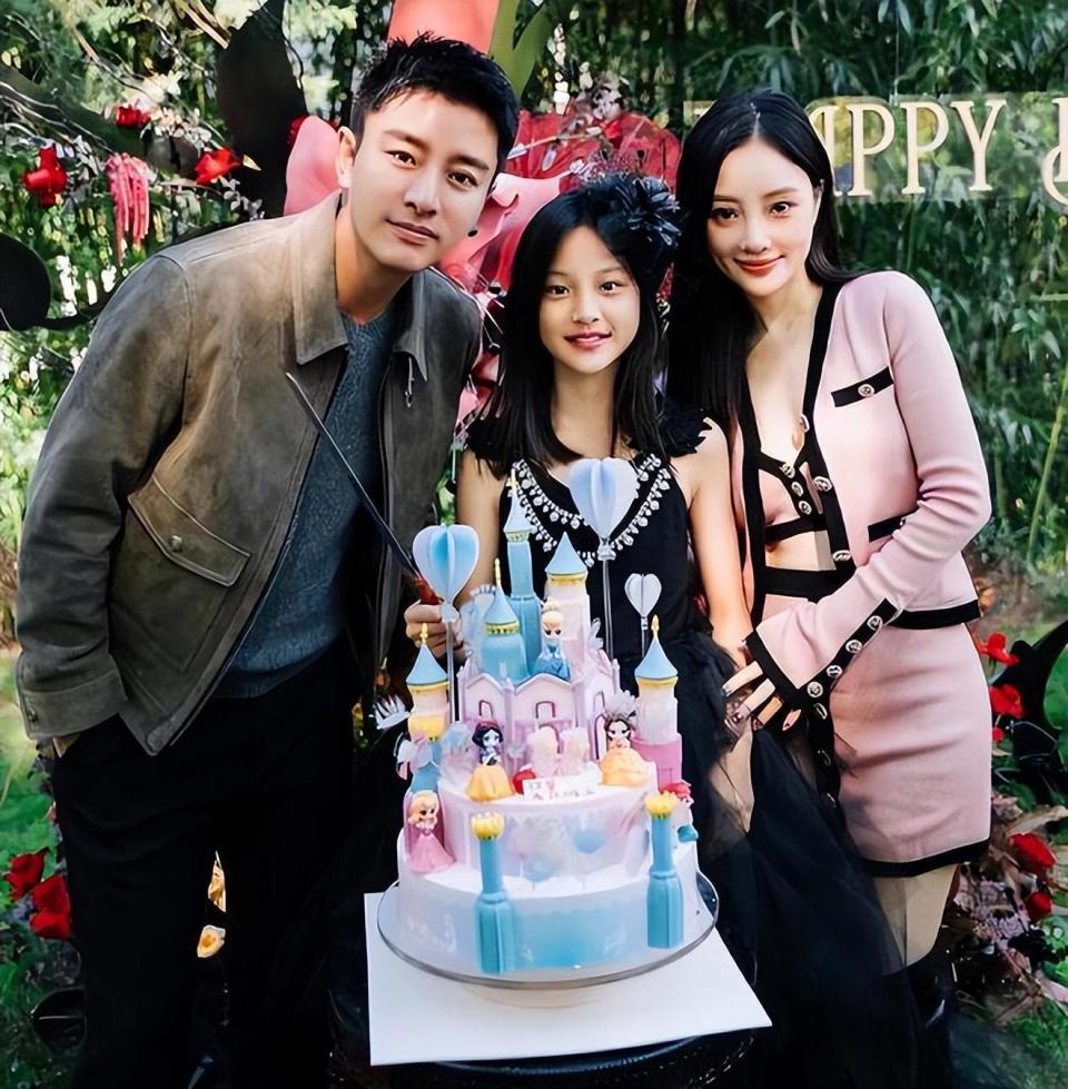 李小璐陪女儿上舞蹈课,甜馨舞姿酷飒赶超妈妈,母女俩共用一张脸