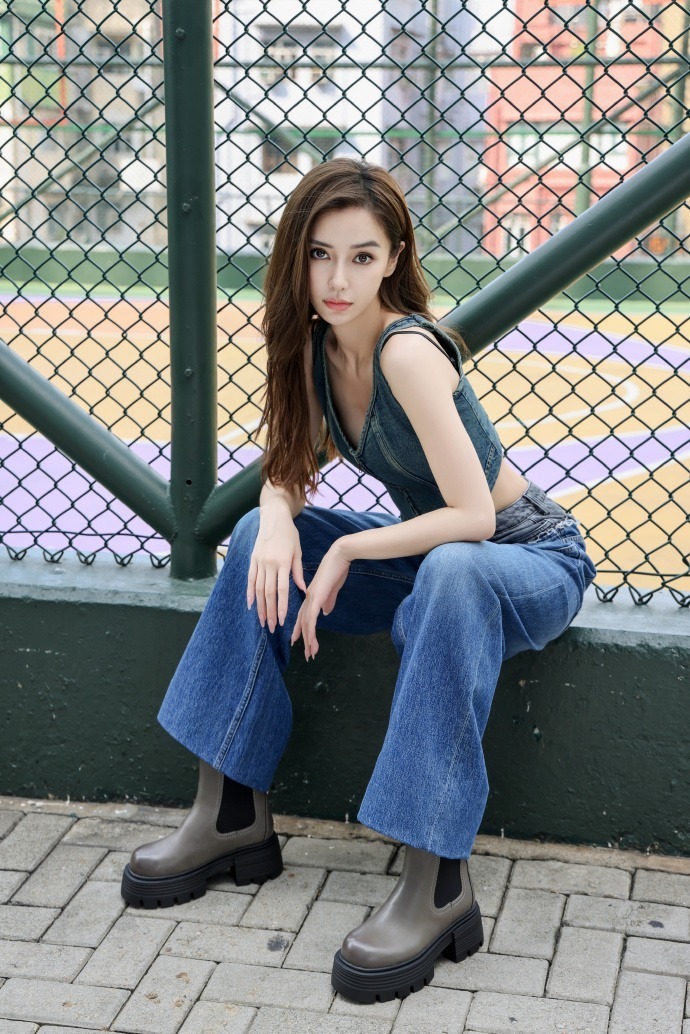 杨颖最新近照美回巅峰，穿吊带衫配短裙，青春朝气像18岁小姑娘_腾讯新闻