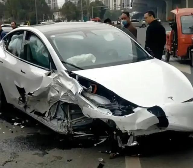 特斯拉连撞11车:驾驶员被当场控制,3人受轻伤,成都事故引关注_腾讯