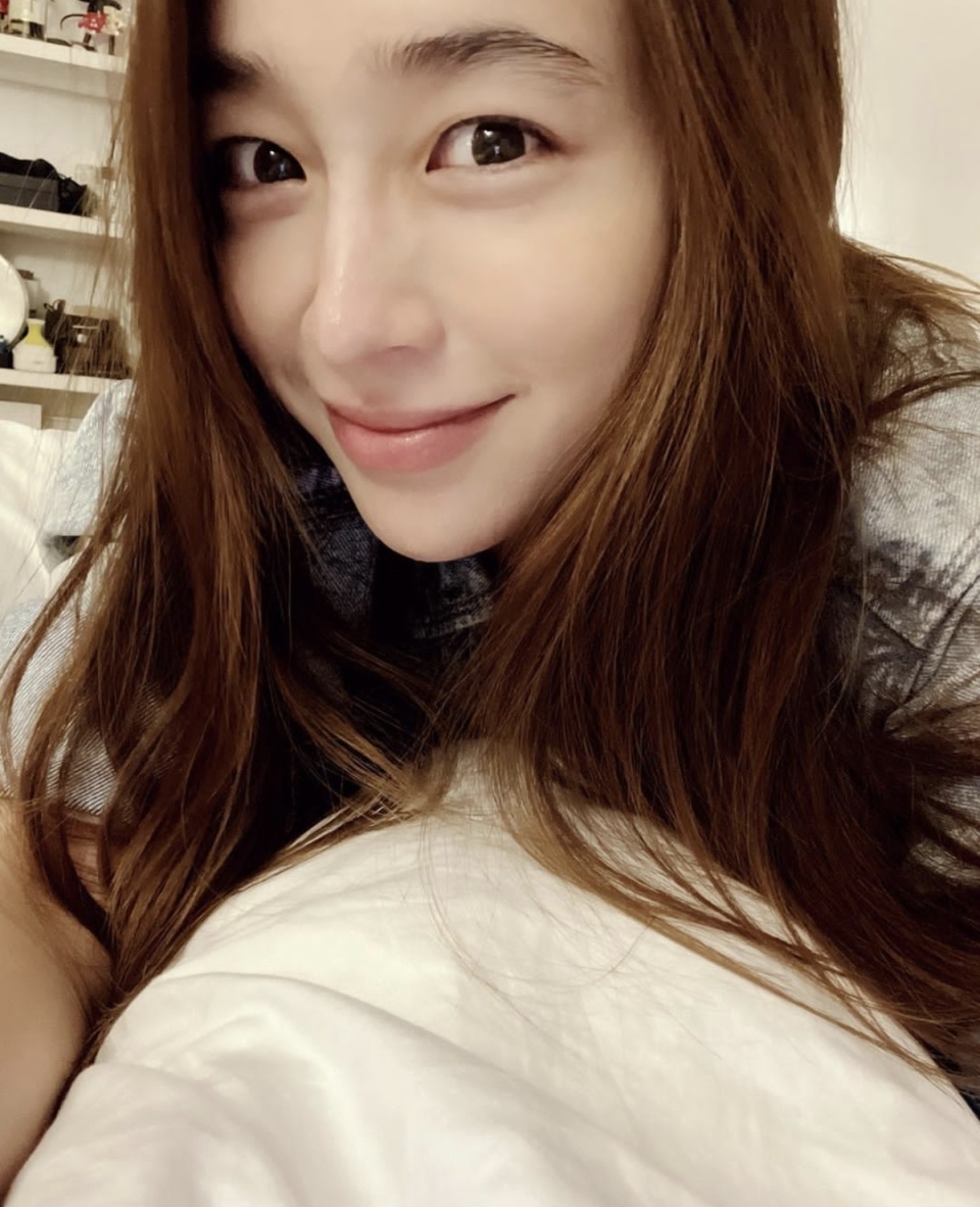 演员李秉宪妻子李敏贞镜头前超减龄!网民直呼:岁月都倒流了