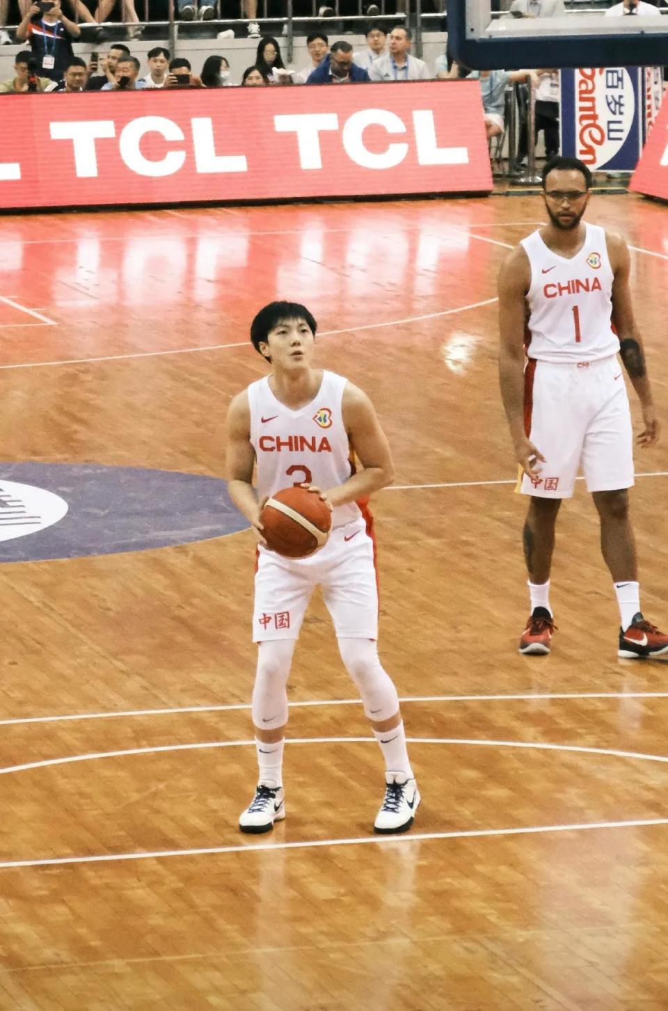 将于16号出席线下见面会,胡明轩注册完成-腾讯新闻