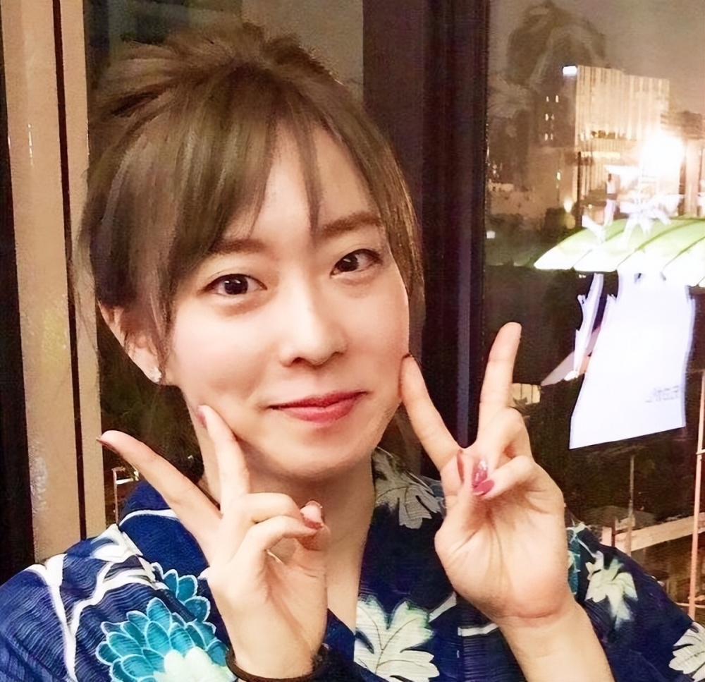 石川佳纯太可爱了热情向观众送飞吻难怪人气高你喜欢她吗