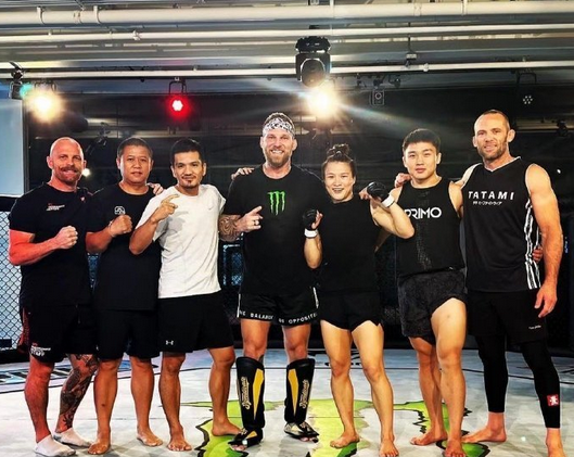 张伟丽晒照说箭已上弦