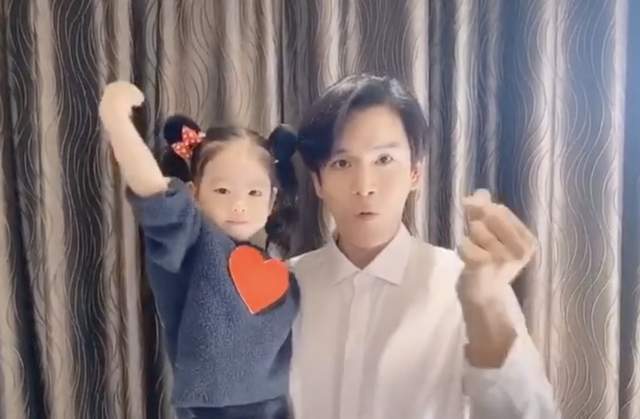 小李琳为38岁经超庆生,喝交杯酒忘情接吻,女方小腹凸起引猜测_腾讯