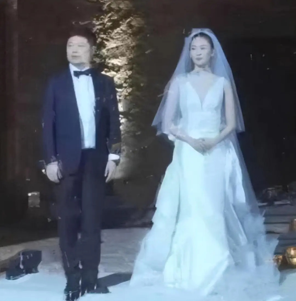 39岁童瑶皮肤松弛,法令纹眼袋明显,富豪老公曾承诺为她保驾护航