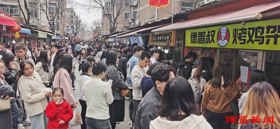 各种味道的炒锅饼,网红紫米饼,美味牛奶棒,烤鸡架,康都炸肉等网红店前