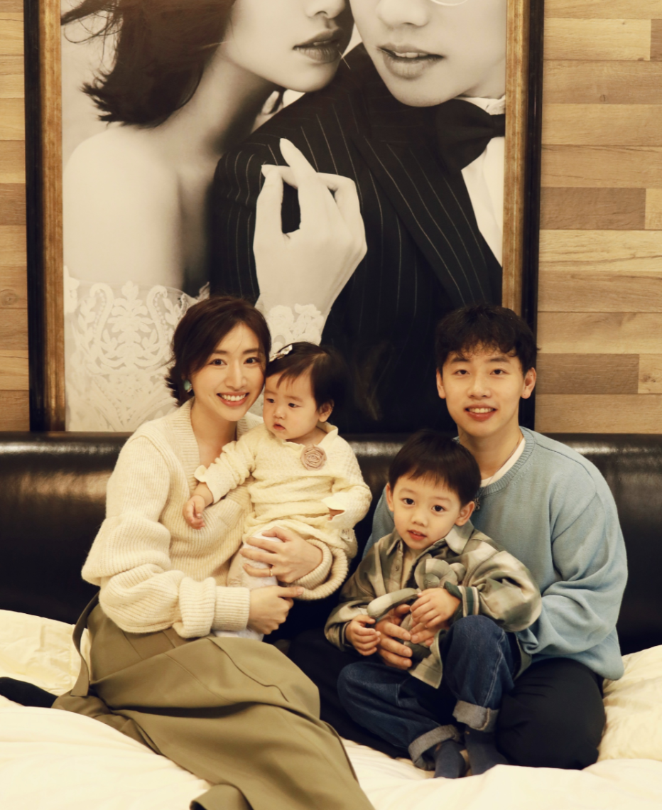 奥运五金王邹凯女儿1岁生日一家四口温馨同框妹妹长得像爸爸