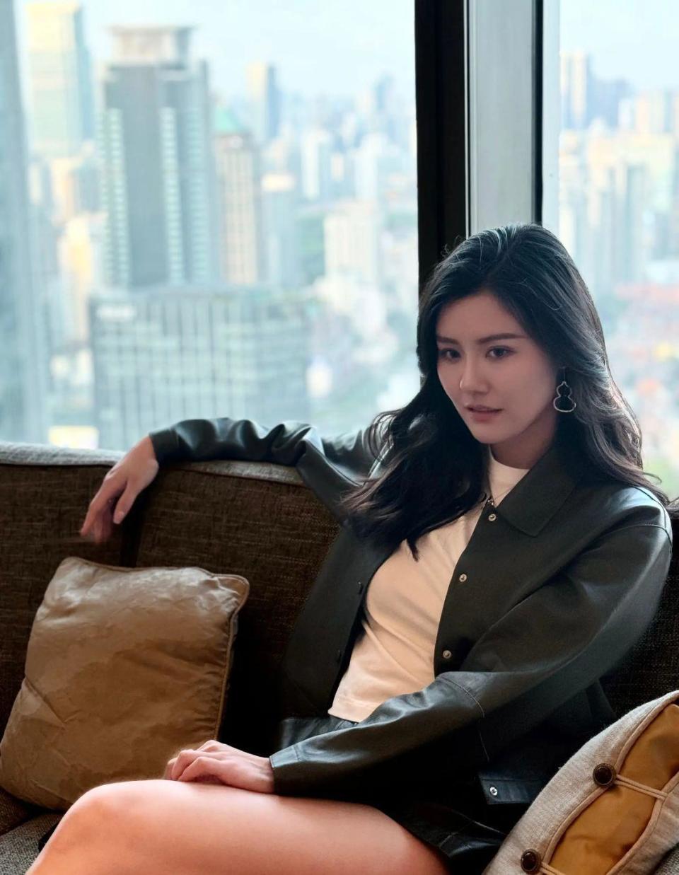 游泳美女运动员刘湘久违亮相,肤白貌美气质佳,留言我很幸福也很骄傲