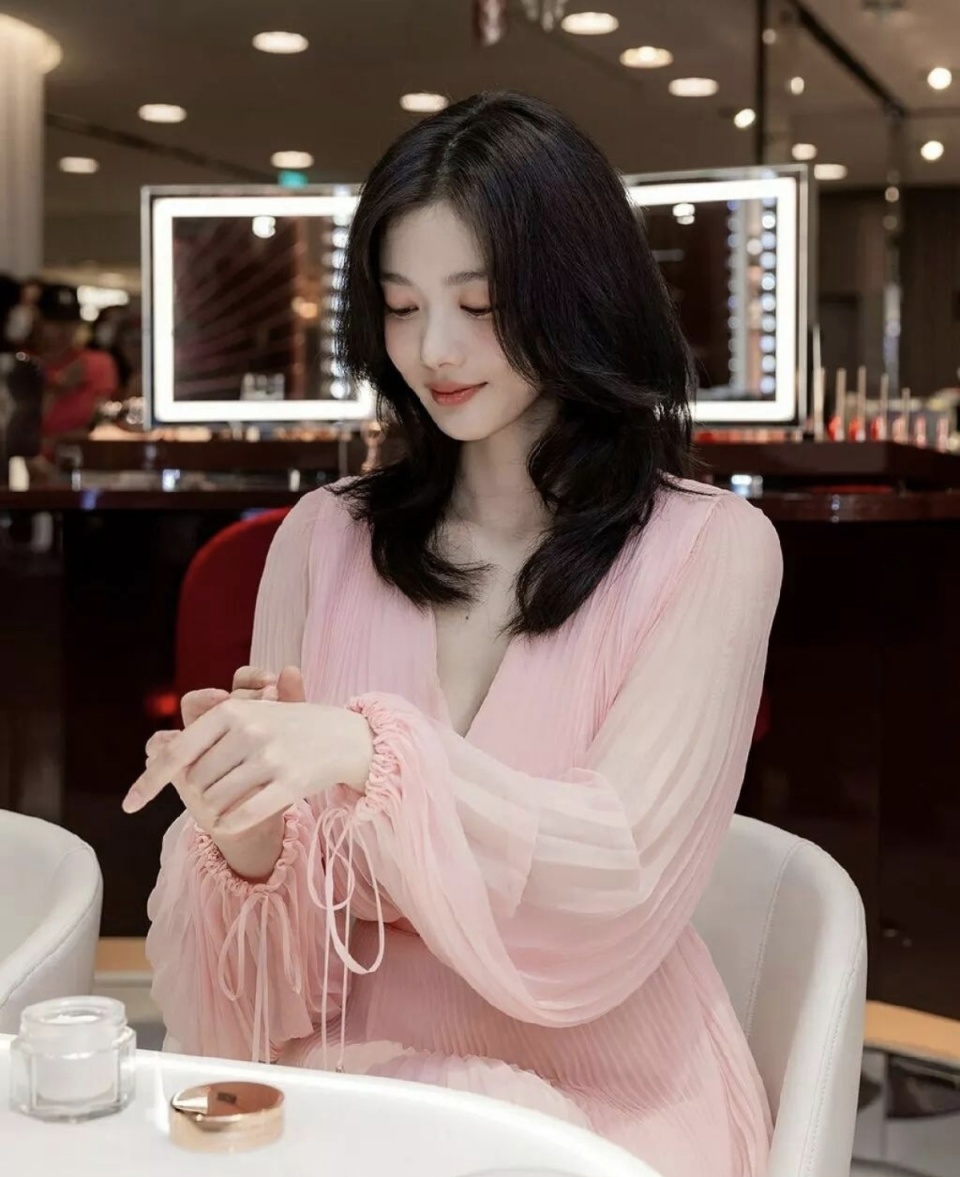 散发迷人气质,金裕贞的粉色连衣裙,可爱魅力无限